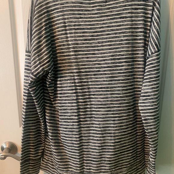 Kirkland XL WHITE AND BLACK V NECK - Picture 5 of 5